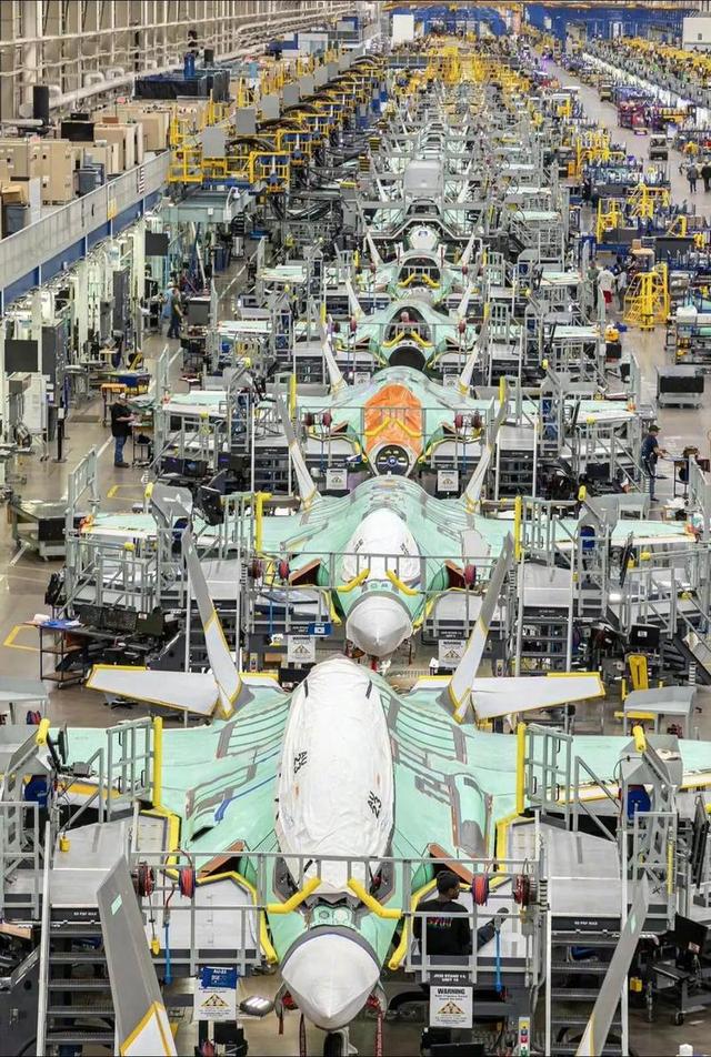 战略收缩是谎言？特朗普削减军费未果，军工复合体一招让他低头！