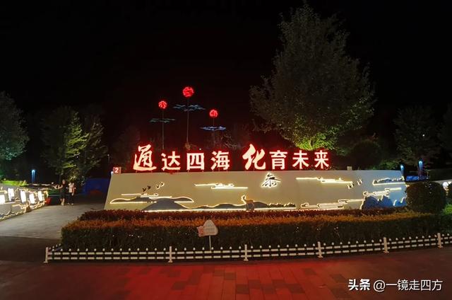 入夜，通化2021年打造的佟佳江旅游度假区灯光亮起，如梦似幻