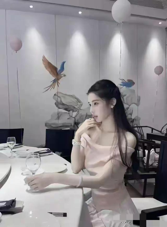 安徽阜阳一名媛好漂亮， 身高168cm，体重46kg 美的让人移不开眼