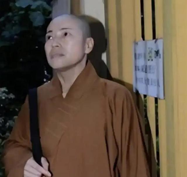 “风流尼姑”释智定落网，白天穿僧袍念经，晚上与和尚醉生梦死！