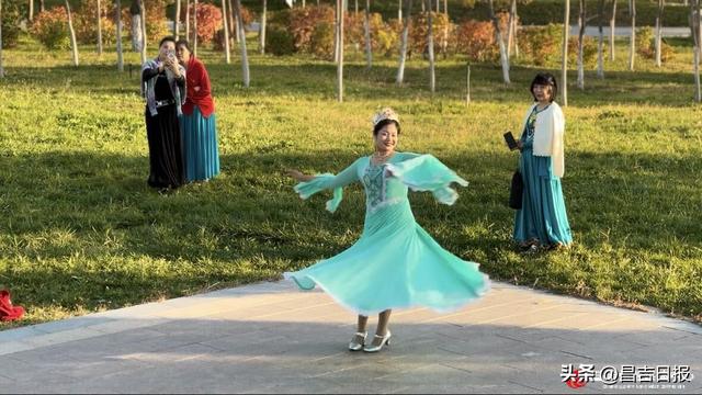 层林尽染、舞姿翩跹！昌吉滨湖河中央公园秋日美景与市民欢颜相映成趣