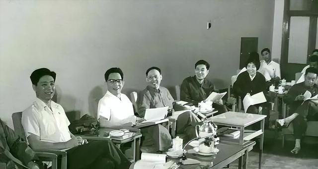 他是原上海市委书记，1975年揭发小平同志，1978年被开除党籍
