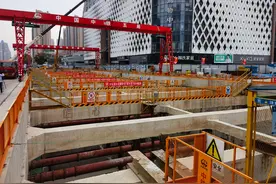 武汉轨道交通12号线四新南路站顺利封底图片