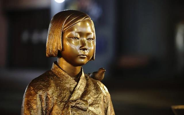 慰安妇控诉日军暴行，一个压在我身上，一个拉在我大腿上