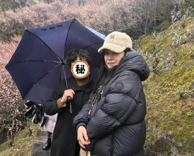 德不配位必有灾！49岁赵薇近照曝光，离婚无事业，却还有一张底牌