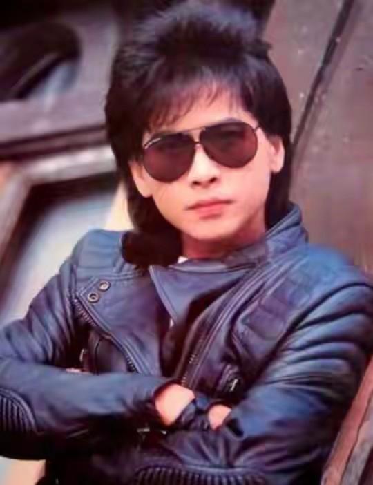 65岁齐秦现状，定居美国，娶小24岁女粉丝为妻，和11岁儿子像爷孙