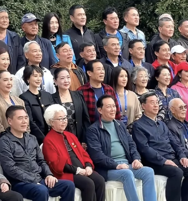 内娱这天，站位暴露江湖地位，唐国强张丰毅站一边，C位雷打不动