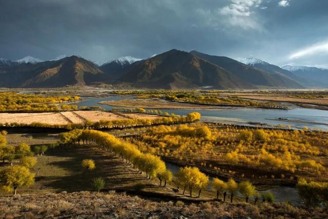 西藏最美公路！409公里串起雪山桃花湖泊