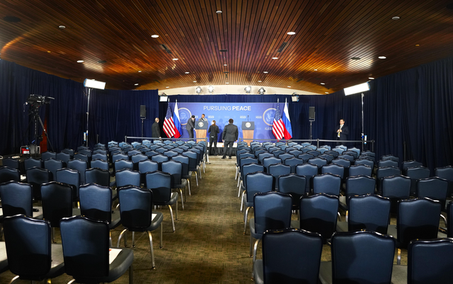 俄军无人机发威！20公里“死亡区”成型，乌军陷入三重绝境