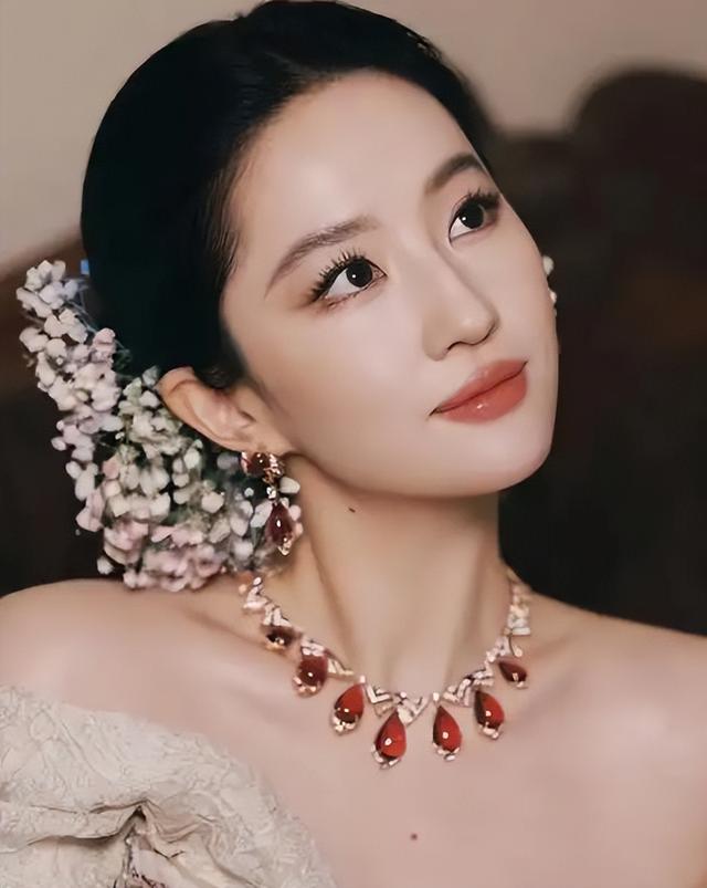 活动现场堪称混乱，杨幂刘亦菲表现截然不同，一人抢C位受到反噬