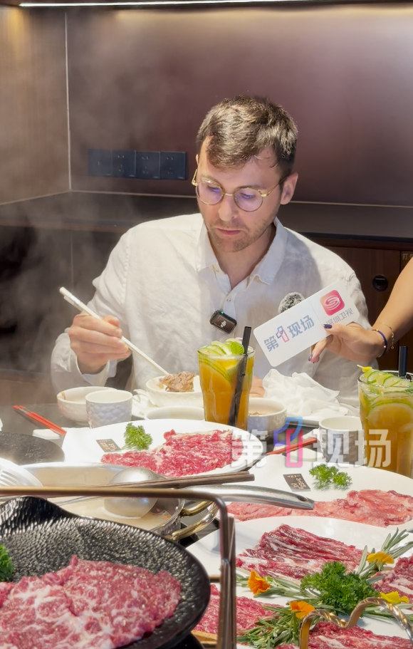 马库斯来了！参观东纵纪念馆、体验外骨骼机器人、吃牛肉、喝凉茶……这很深圳！