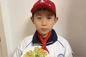 巧手画团扇 品味传统意蕴图片
