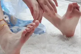 女孩用手“抠脚”后吃薯片，脚气竟然进入到大脑，医生：差点丧命图片