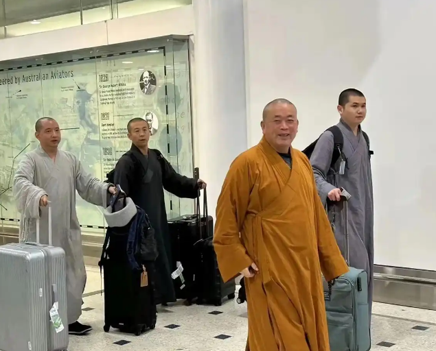 李湘没想到，释永信刚塌房，自己就因一张“黑丝短裙照”被牵连了