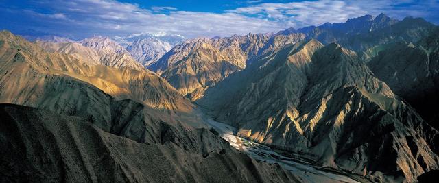 新疆大地的脊梁