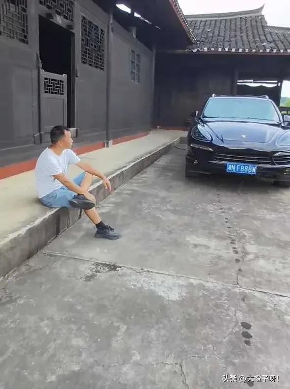 男子开10小时车回老家，在家门口坐10分钟，妻子：真搞不懂男人