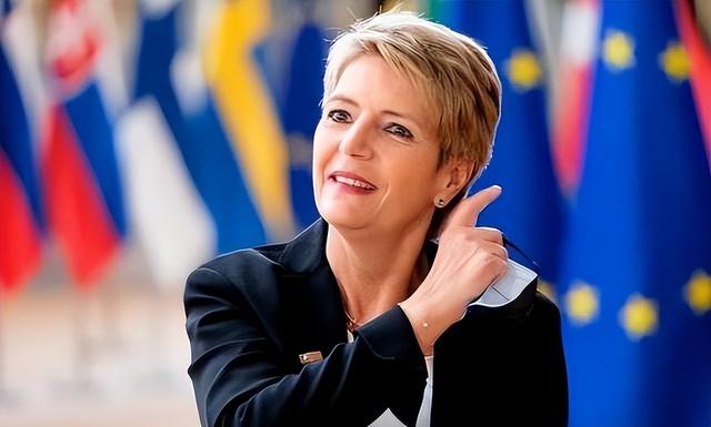 历史开了个玩笑，先倒下的不是乌克兰，而是百年中立的瑞士？