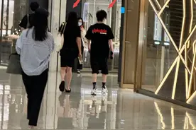 大张伟夫妇商场被偶遇，44岁刘迎背影单薄好多，减肥到标准体重图片
