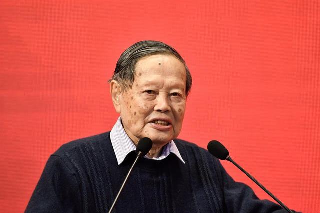 严查祖上三代！杨振宁去世仅5天，恶心的一幕出现！还得官方出手