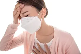 女性没感冒没发烧，一到晚上总是身体发热，咋回事？图片