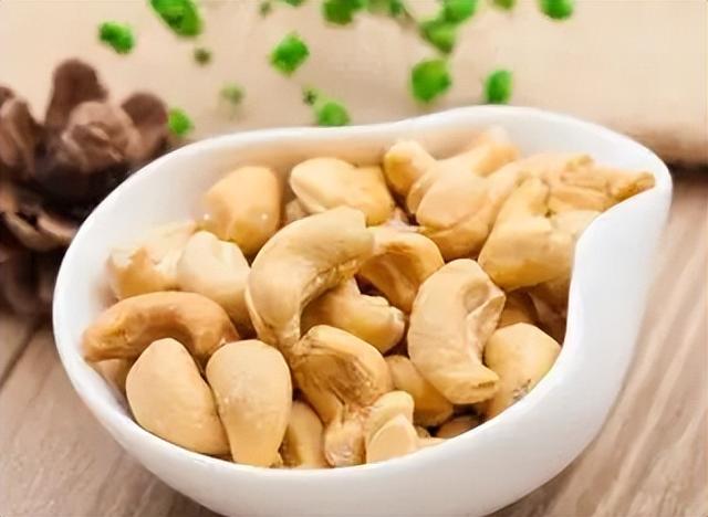 腰果是富硒食物？医生再次提醒：甲状腺不好，要常吃这3种食物