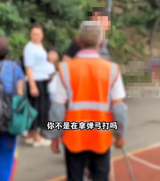 游客辱骂驱猴大爷，景区回应