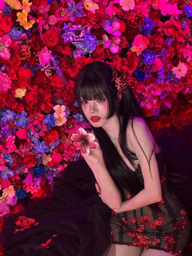 宋雨琦 内娱顶级身材，胸腰比太逆天，抹胸造型性感妖娆太火辣！