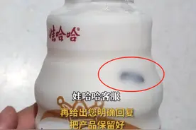 娃哈哈塌房了！网友曝光未开封营养快线里有蟑螂，娃哈哈现场回应图片