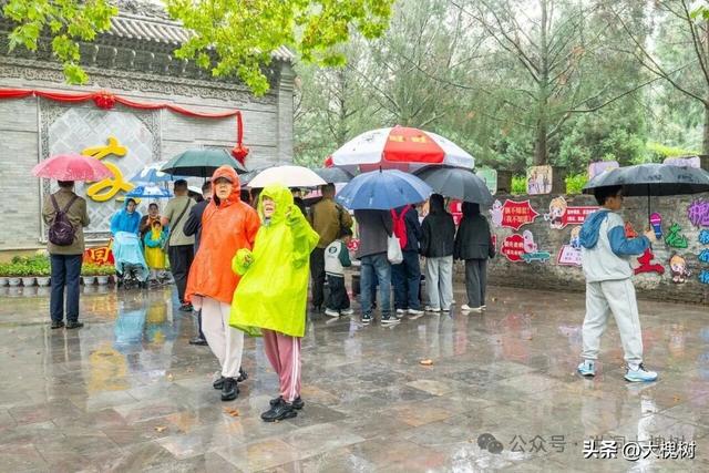 秋雨无阻思乡人洪洞大槐树景区国庆雨中演出互动显温情