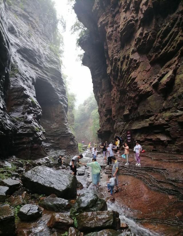 5年倒闭10家A级景区，年轻人穷游住帐篷，天价景区为啥割不动了