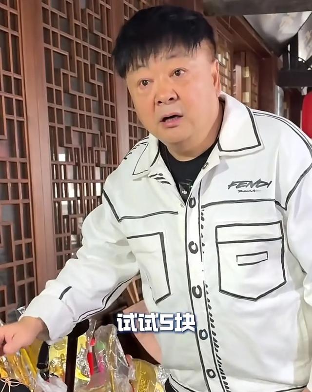 洪剑涛浙江旅游！想试戴帽子要求“付5元”，走好远心里还不舒服