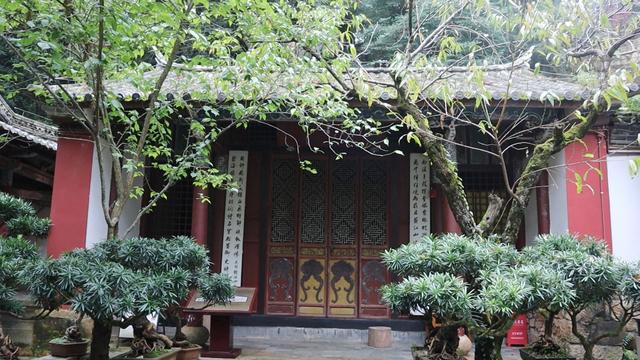 云南千年古寺，矗立深山，有唐代禅杖，元代石碑，千手观音