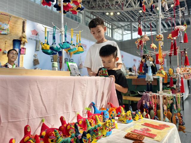 太原：市民热情逛展 带火周末“文博游”