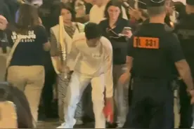 法国巴黎街头，男星王一博这一举动引网友怒赞！图片