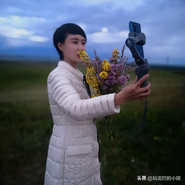 47岁贺娇龙去世！同学曝抢救过程	，网友提醒成真，此前疑早有征兆