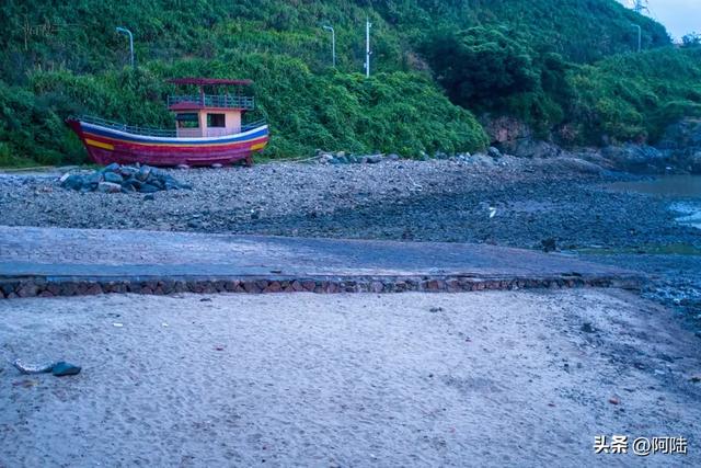 东海岸1号公路的起点是崇家岙，抵达前需要穿过一桥一洞