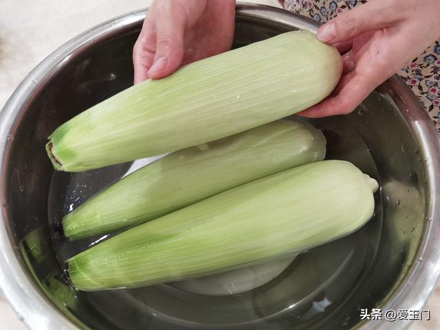 保存玉米，水煮和直接放冰箱都不对，教你一招，放一年也鲜嫩香甜