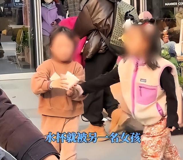 小女孩打翻水杯后续：警方介入，涉事母女道歉，女孩状态让人担忧