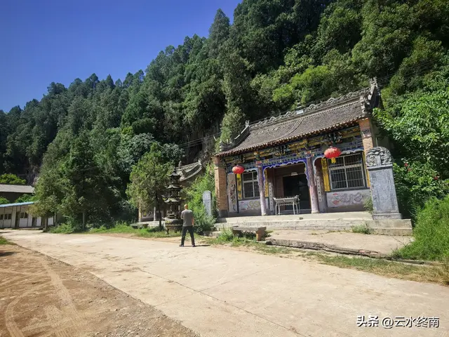 邱祖驻足的青崖洞“低头吸腹夹破头”：除了洞连洞还有“一线天”