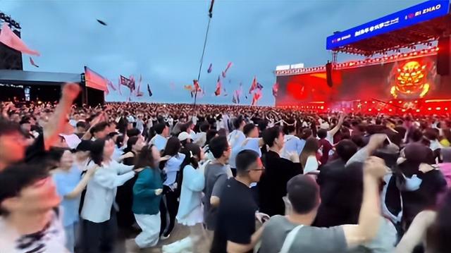 日照音乐节大规模逃票，大批人硬闯冲卡，安检设施受损，文旅回应