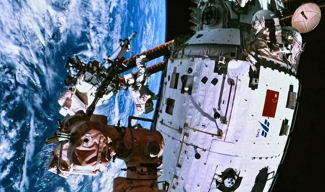 神舟二十号遭太空碎片撞击，航天员滞留太空，中国应急飞船待命