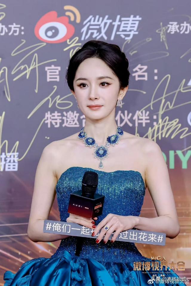 房主任搂着杨幂给女儿录视频，杨幂爽快答应，她激动的要抱杨幂