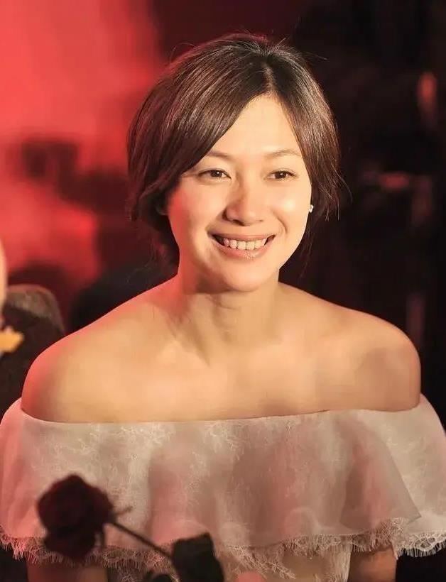 从19岁开始男人不断，半百了还没玩够，“风流才女”徐静蕾现形记