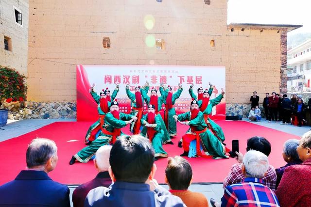 “比给我们送肉还开心”！龙岩永定这座400年历史的土楼里“戏”味十足~