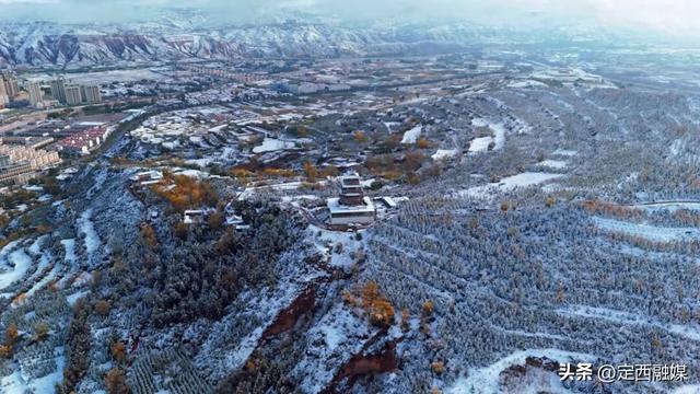 深秋定西，初雪悄然缀山河