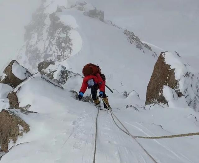 泰山陪爬男大，被一个中年理工男抢了风头