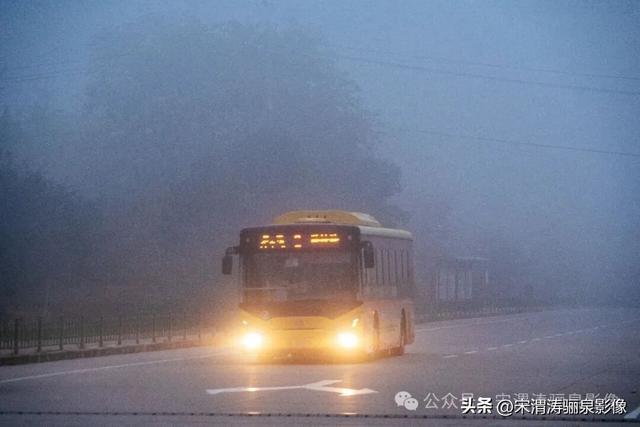 陕西渭南：姹紫嫣红 游人如织 服务周到 韩城香山红叶欣赏正当时