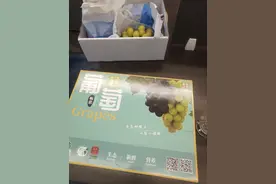 别人送老板水果，老板大方的一箱拿给我们吃图片