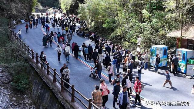国庆第三日，官鹅沟秋色正浓人气旺
