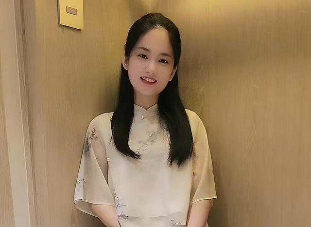 广东27岁美女肖颜去世，几天前身穿白衣、头戴白花，网友一语成谶